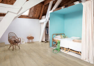 Jak zaaranżować poddasze? Podłoga jako fundament funkcjonalnej przestrzeni