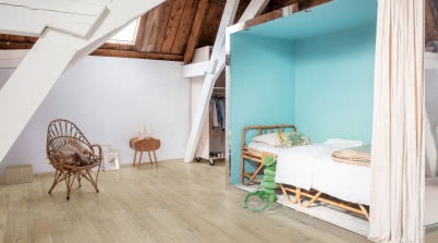 Jak zaaranżować poddasze? Podłoga jako fundament funkcjonalnej przestrzeni