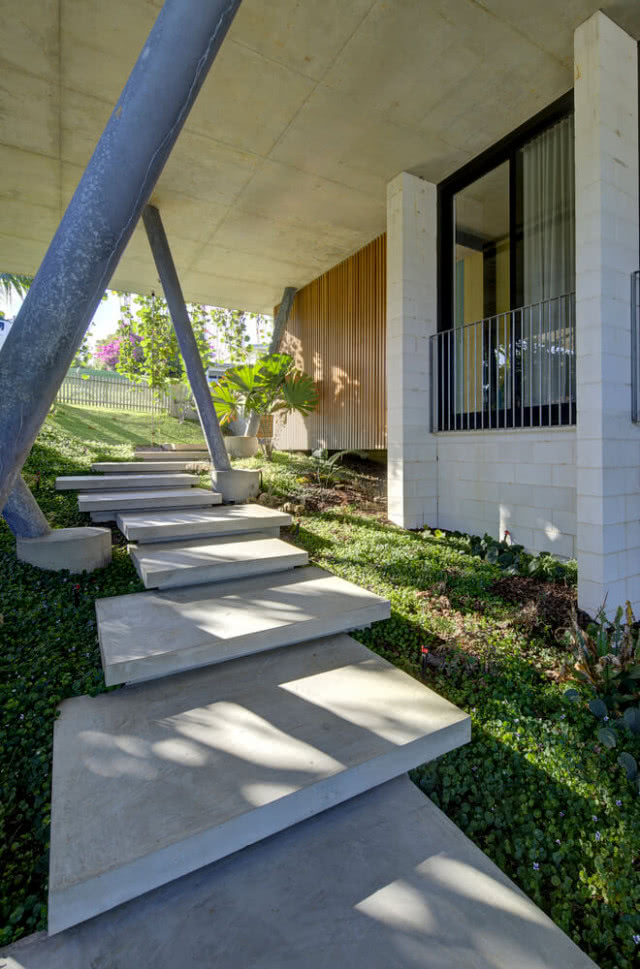 wejście do domu pod zacienionym dachem