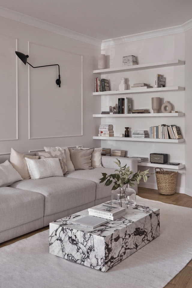 Beżowy salon z marmurowym stolikiem kawowym