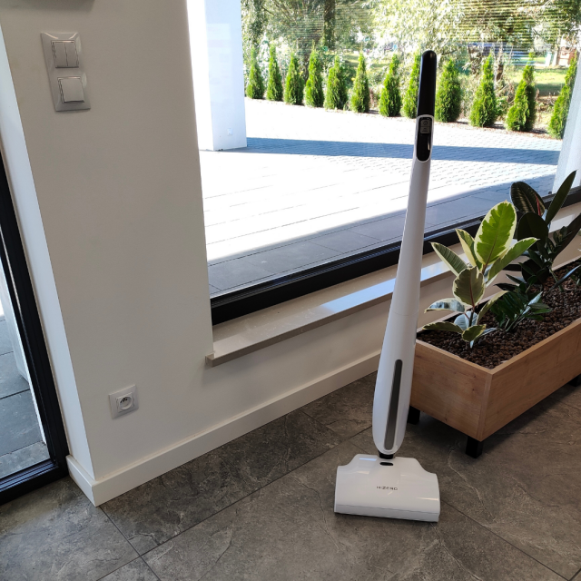 bezprzewodowy, bioniczny mop, duże okno, drewniana donica z kwiatami