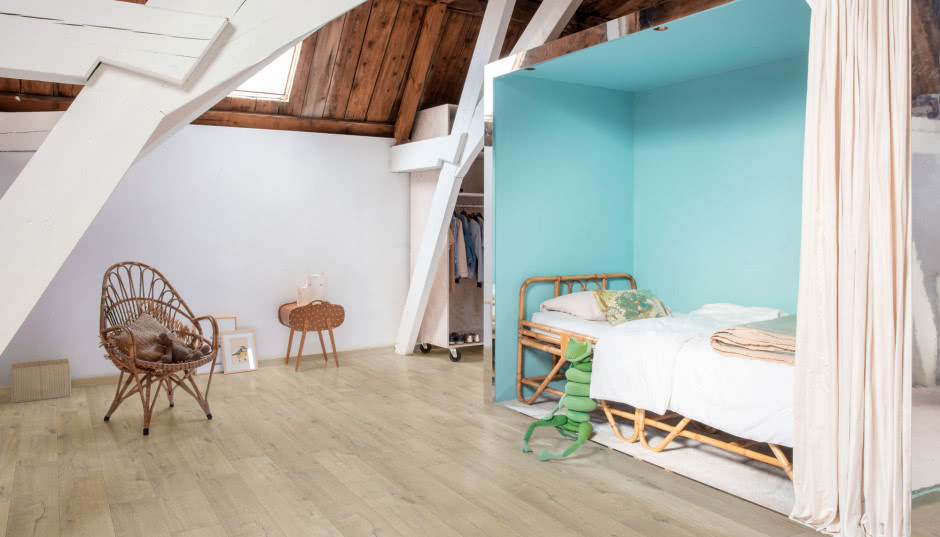 Jak zaaranżować poddasze? Podłoga jako fundament funkcjonalnej przestrzeni