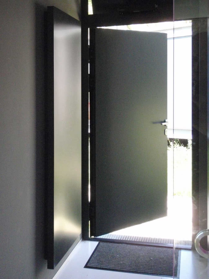 Przy samym wejściu na ścianie został zamontowany...