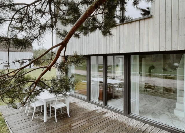 drewniany taras ukazany z boku 