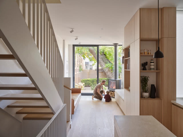 schody z lewej, na wprost wejście do domu