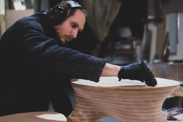 mężczyzna w słuchawkach podczas szlifowaniu