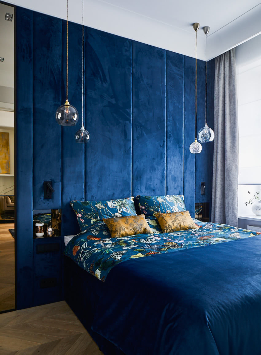 Cała ściana obita welurową tkaniną
aż zapiera...