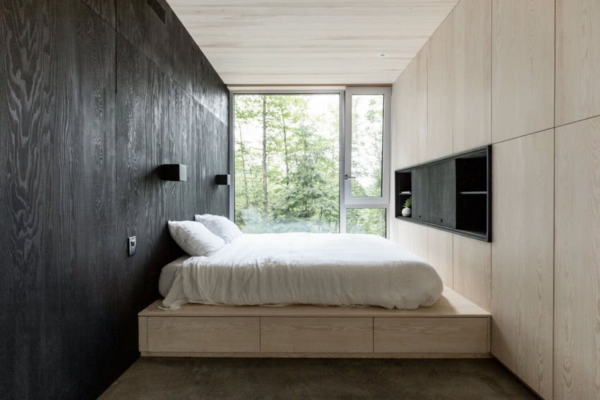 Do wąskiej sypialni wstawiono łóżko na...