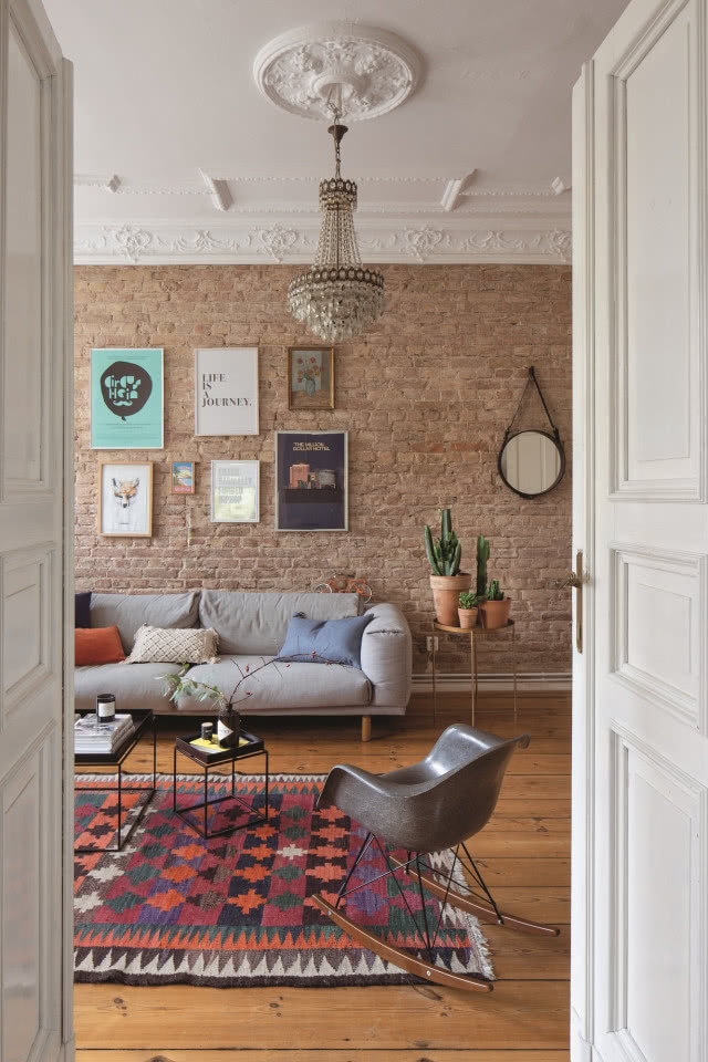 Salon w wzorzystym dywanem