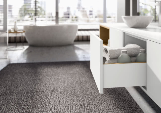 wanna wolnostojąca, szuflada, białe meble łazienkowe, ręczniki, umywalka nablatowa, dywan