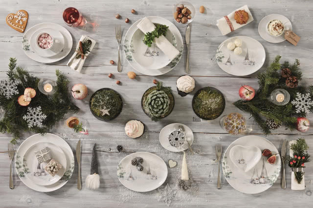 serwis Åsa’s Christmas White, sztućce, kwiaty w doniczce, ozdoby  , szyszki, słodycze