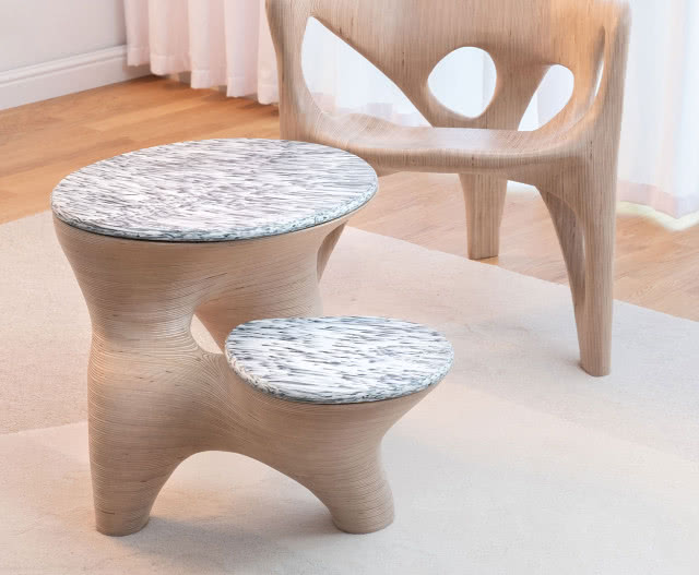 stolik kawowy na tle fotela