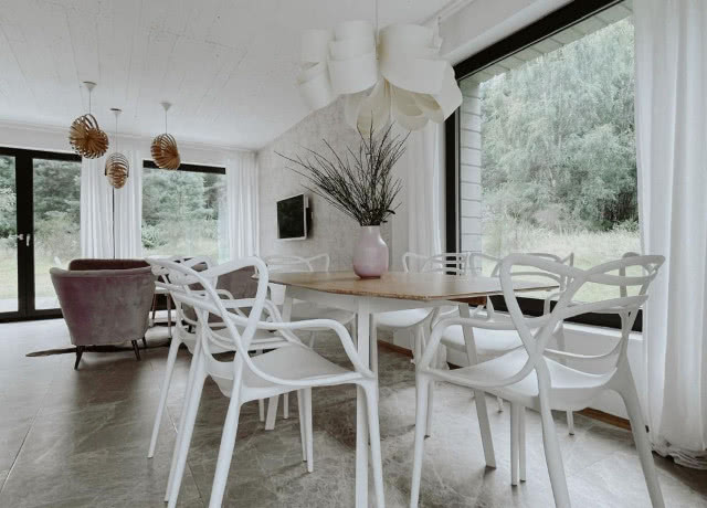 jadalnia biała z białymi krzesłami