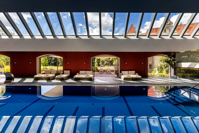 basen, leżaki, ręczniki, akwaria, szklany dach