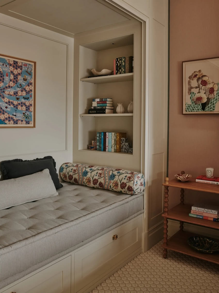 Leżanka zamiast łóżka. Po obu jej stronach...