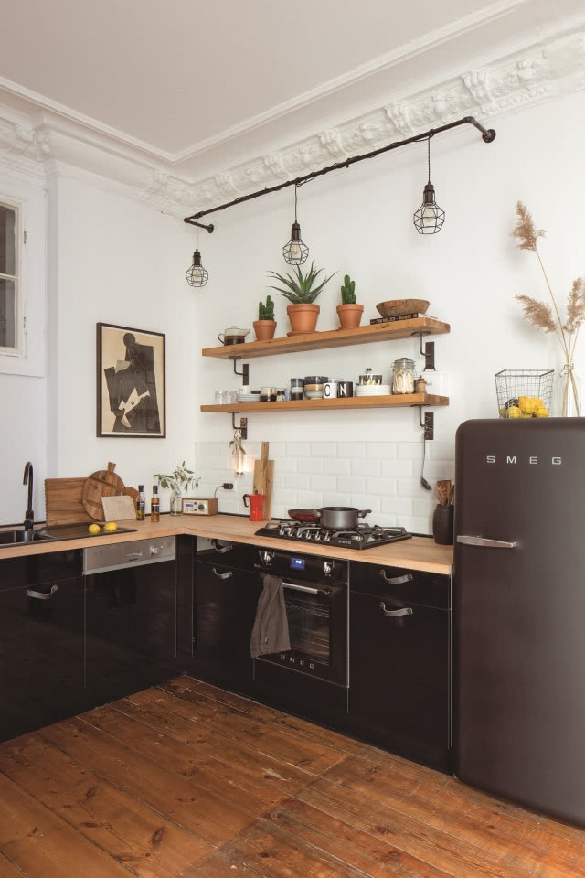 Czarna kuchnia bez szafek górnych