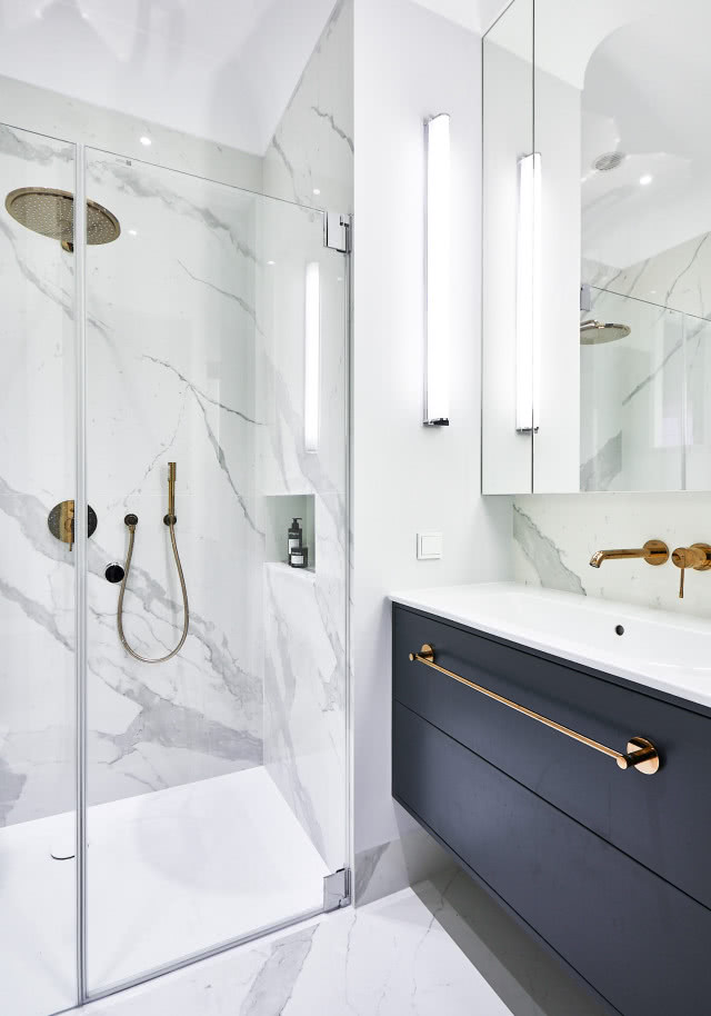 Łazienka w białym marmurze