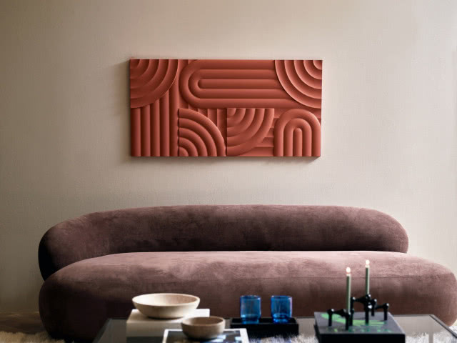 czerwony relief nad kanapą