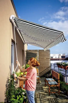 Dzięki rozwijanym markizom chroniącym przed słońcem, deszczem i wiatrem odpoczynek na balkonie będzie bardziej komfortowy.