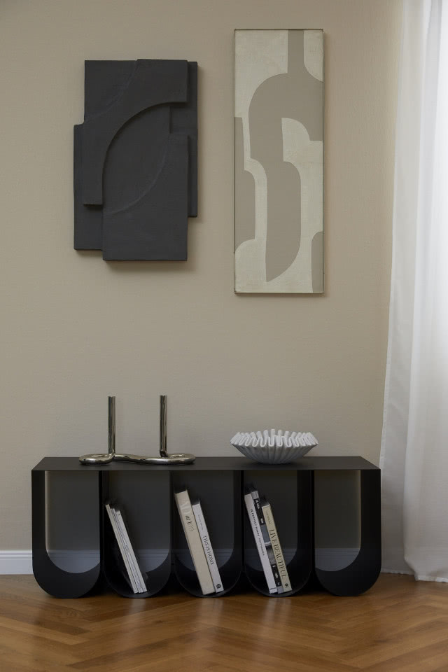 reliefy czarny i biały nad komodą