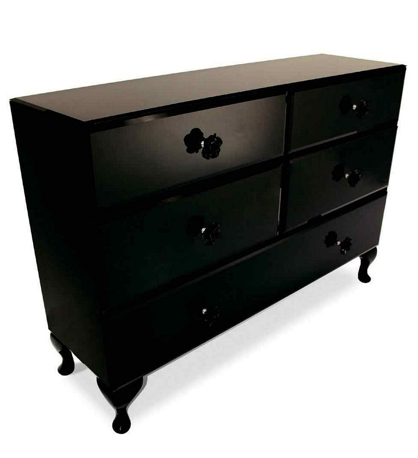 Black Rose - w tej komodzie uwagę zwracają...