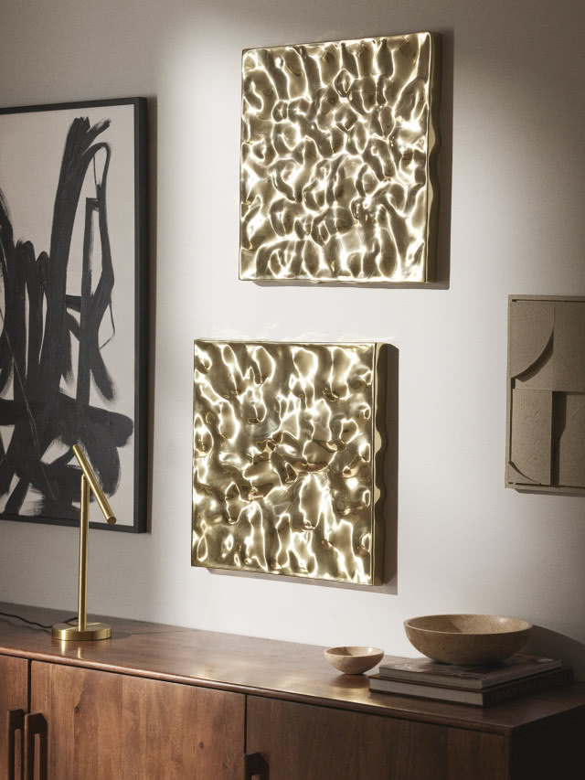 dwa złote i obraz nad komodą