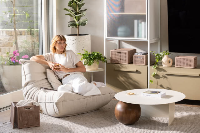 kosze Kaya, Pani rozmyśla na fotelu