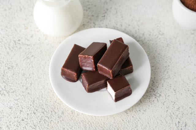 ptasie mleczko na talerzyku