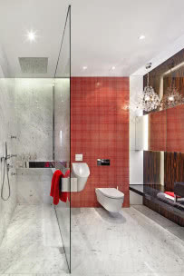 Minimalistyczna łazienka - czerwona mozaika i marmur