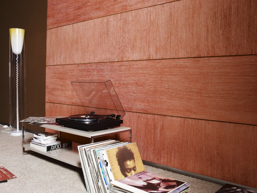 Metaliczne refleksy na ścianie zostały uzyskane...