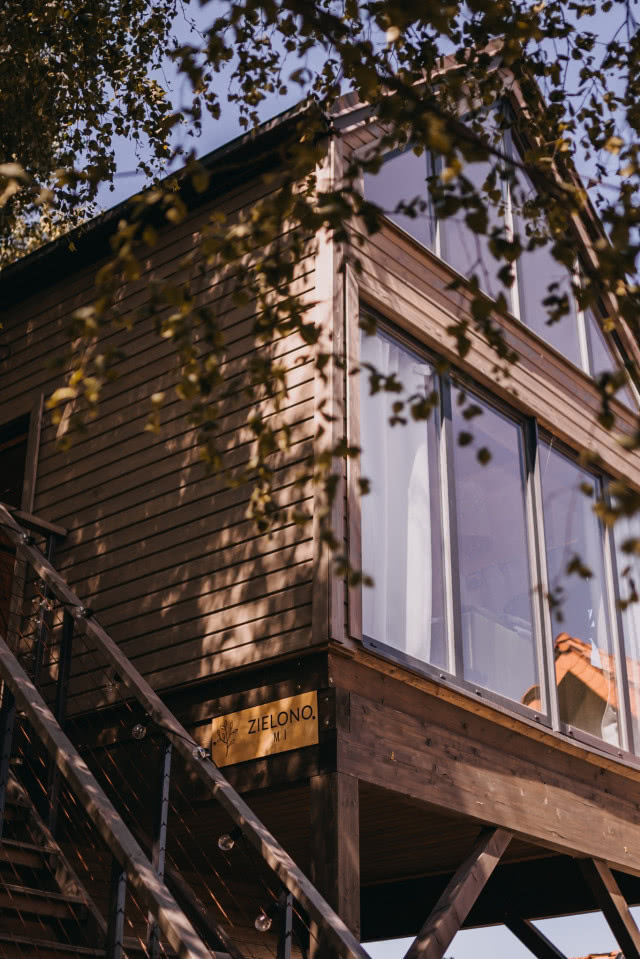 front domy widziany  od dołu