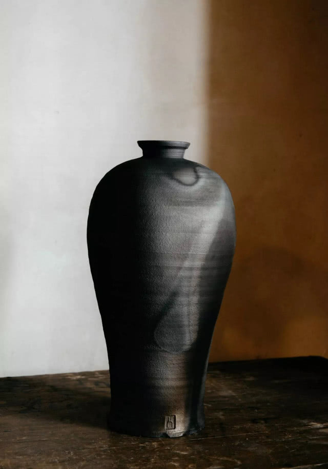 czarny wazon na stole