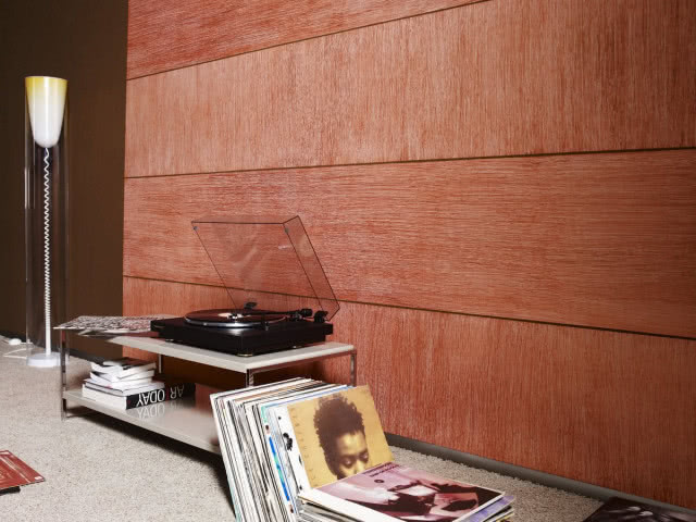 Metaliczne refleksy na ścianie zostały uzyskane za pomocą akrylowej farby Dekoral Fashion Włoskie Impresje, która jest polecana do tworzenia efektów dekoracyjnych z wykorzystaniem narzędzi takich jak szczotka malarska, p