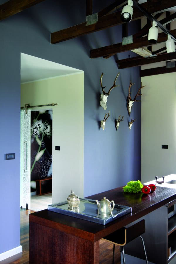 Na ścianie oddzielającej kuchnię od przedpokoju...