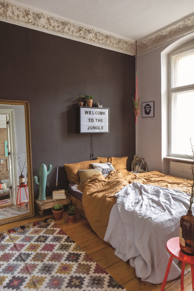 Ciemna ściana w sypialni