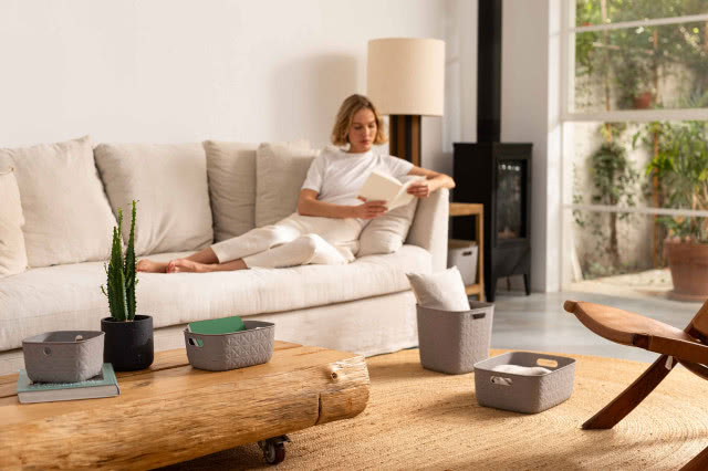 kosze softex, kobieta czyta książkę na kanapie