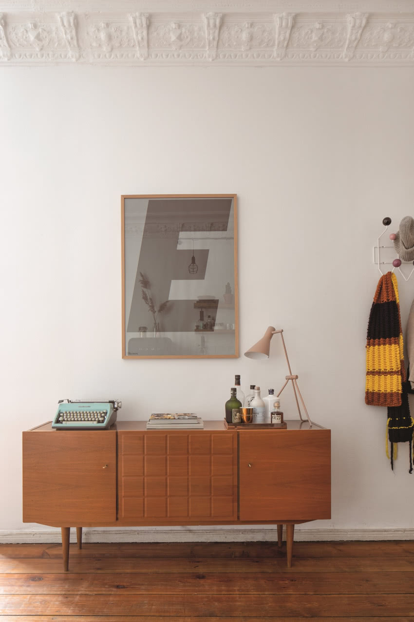 Szafka na cienkich nogach –...