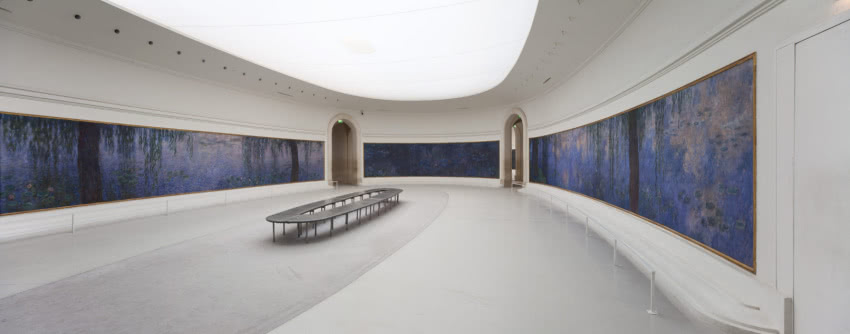 Muzeum Orangerie - wnętrze z panoramą nenufarów.