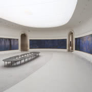 Muzeum Orangerie - wnętrze z panoramą nenufarów.