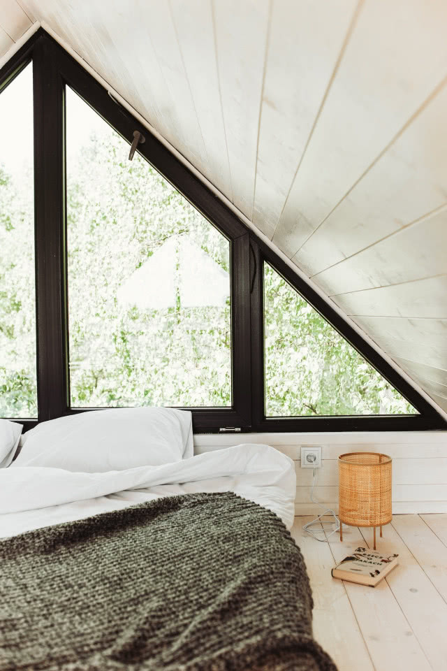 sypialnia na poddaszu biała