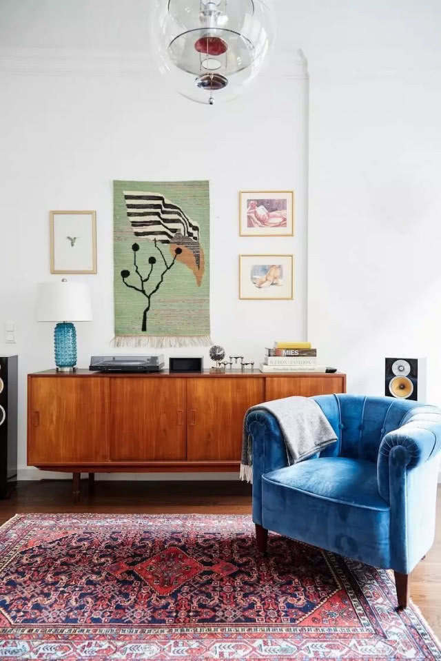 zielony kilim z drzewem nad komodą