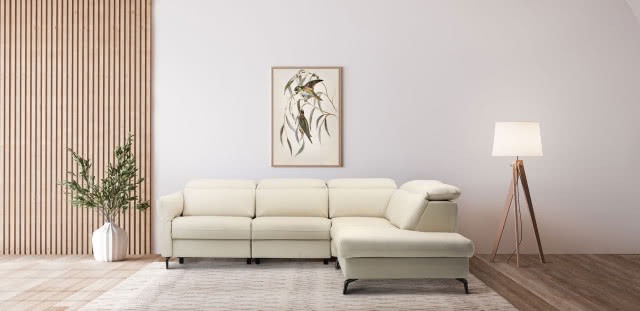 Eleganckie narożniki modułowe z funkcją spania, lampa podłogowa, obraz, lamele, wazon z zielonymi gałązkami, dywan