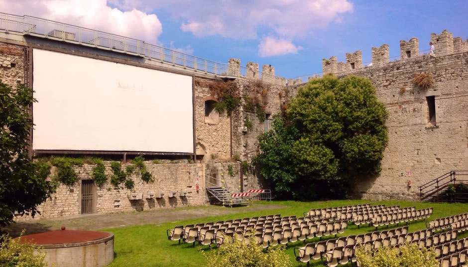 Na dachu, na molo, nad brzegiem jeziora - najlepsze kina plenerowe i letnie seanse