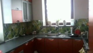 Co położyć na ścianę między szafkami w kuchni?