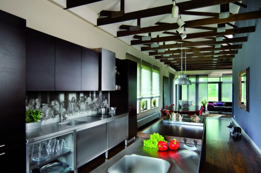 Ścianę w kuchni nad blatem zdobi fototapeta z...