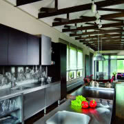 W białej łazience (gościnnej) można za to...