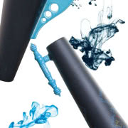 Czarne wazony Folki i Czerpak nawiązują do...