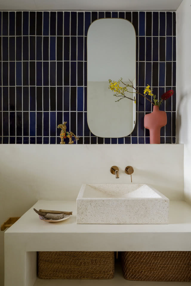 Niebieskie płytki w łazience