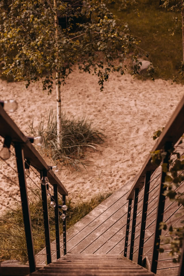 schody, widok z góry na piasek