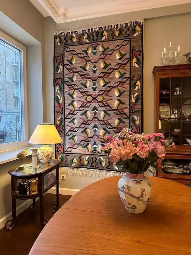 fot. Splot, stary kilim z frędzlami ukazujący graficznie ujęte ptaki w locie